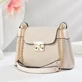 Dettaglio della borsa a catena intrecciata con finiture dorate e spalline in pelle - L26 P10 A21 / Bianco avorio