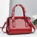 Borsa rossa in vernice goffrata con manico in foulard di seta e dettagli dorati - Motivo Geometrico (-8#) / Rosso