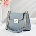 Sac bandoulière bleu-gris à texture tissée avec chaîne dorée et fermoir métallique chic - L26 L10 H21 / Bleu