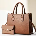Set borsa tote marrone stampa coccodrillo con pochette coordinata e logo dorato - 31*13*25CM / Giallo Terra