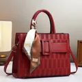 Borsa tote rosso scuro goffrata con elegante sciarpa di seta e texture geometrica - 30cmx10cmx23cm / Rosso