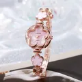 Montre femme en or rose en forme de fleur avec lunette sertie de diamants et bracelet chic - Rose