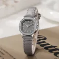 Détail d'une montre octogonale en argent avec lunette en diamant et bracelet gris - Bracelet Gris Boîtier Argent Cadran Gris