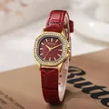 Primo piano dell'orologio ottagonale bordeaux con strass e cinturino in pelle rossa chic - Cinturino Rosso Cassa Oro Quadrante Rosso