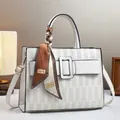 Sac fourre-tout gaufré blanc à rayures avec poignée ornée d'un foulard en soie - 30cmx10cmx23cm / Blanc