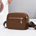 Bolso de hombro marrón oscuro acolchado con cremalleras multicapa y detalles dorados - Estilo Acolchado / café
