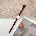 Λεπτομέρεια γυναικείου ρολογιού quartz με καφέ δερμάτινο λουράκι και ροζ χρυσή κάσα - Καφέ
