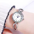 Moderne Damenquarzuhr in Silber mit Diamantlünette und hohlem Stahlarmband-Design - Silber