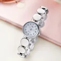 Reloj de cuarzo plateado para mujer con pedrería y correa estilo brazalete - Blanco