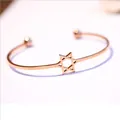 Minimalistisches C-Armband in Roségold mit ausgeschnittenem Hexagramm-Motiv - Armbandbox / Roségold