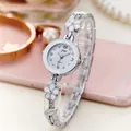 Damenuhr in Silber mit floralen Emaille-Gliedern und funkelnden Kristall-Akzenten - Silberband Weißes Zifferblatt