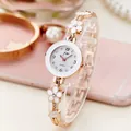 Damen Quarz-Armbanduhr in Roségold mit weißen Blumen und Kristall-Zifferblattdetails - Roségold Weiße Blume