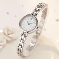 Reloj de cuarzo para mujer con pulsera de acero plateado y esfera blanca minimalista - Plateado