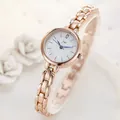 Elegante reloj de pulsera para mujer en oro rosa con esfera blanca y agujas azules y flores - Oro rosa