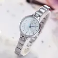 Elegante JW Damen Quarzuhr mit silbernem Metallarmband und blauen Zeigern Detail - Silber