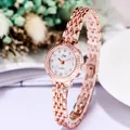 Elegante Damenquarzuhr in Roségold mit Kristallindizes und fünfgliedrigem Metallband - Roségoldband Weißes Zifferblatt