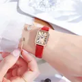 Reloj vintage rectangular dorado para mujer con correa de cuero roja y pulsera de corazón - Rojo