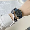 Nahaufnahme einer quadratischen Quarzuhr mit blauem Armband und gewebtem Armband - Blau (Blaues Band Schwarzes Gehäuse Schwarzes Zifferblatt)