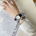Nahaufnahme einer quadratischen Silberquarzuhr mit schmalem dunklem Lederband am Handgelenk - Schwarz (Schwarzes Band Schwarzes Gehäuse Weißes Zifferblatt)