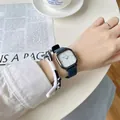 Nahaufnahme einer quadratischen Quarzuhr mit blauem Lederarmband am Handgelenk - Blau (Blaues Band Schwarzes Gehäuse Weißes Zifferblatt)