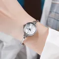 Elegante Damenquarzuhr in Silber mit Strasslünette und blauen Zeigern auf Metallarmband - Silber Weiß Zifferblatt