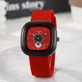 Detail van rode siliconen band en zwarte wijzerplaat met tandwielen op kwartshorloge - Rood
