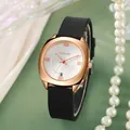 Elegant quartzhorloge met roségouden tonneau-kast en zwarte siliconen band op zijden decor - Zwart