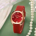 Minimalistisch quartzhorloge met bordeauxrode wijzerplaat en rode siliconen band - Rood