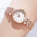 Elegant roségouden dameshorloge met kwartsuurwerk, strass-index en fijne schakelband - Roségouden Kast Witte Wijzerplaat