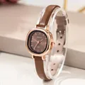 Detalle de la caja cuadrada en oro rosa y la correa de cuero marrón del reloj de mujer - Estilo Textura Lichi / Correa Café Esfera Café