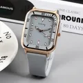 Detailaufnahme einer quadratischen Quarzuhr in Roségold mit grauem Silikonarmband - Grau
