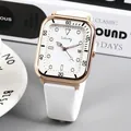 Quadratische roségoldene Quarzuhr mit weißem Silikonarmband und Datumsanzeige am Tisch - Weiß