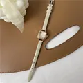 Elegante Vintage Quarzuhr mit quadratischem Gehäuse und cremefarbenem Lederarmband - Vanillegrün