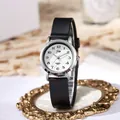 Primer plano del reloj de cuarzo con esfera blanca, números arábigos y correa de silicona - Pequeño / Correa Negra Esfera Blanca Pequeña