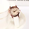 Elegante Damenuhr mit Roségoldgehäuse, weißem Lederarmband und römischen Ziffern - Weiß