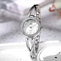 Elegante silberne Armbanduhr für Damen mit Perlmuttzifferblatt und Kristall-Lünette - Silber Weißes Zifferblatt