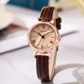 Elegante reloj de cuarzo para mujer con caja de oro rosa, números romanos y correa de cuero - café