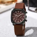 Primer plano de reloj de cuarzo negro mate para hombre con correa de silicona marrón - Café