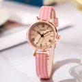 Primer plano de un reloj de oro rosa con correa de cuero rosa y patrón de cocodrilo - Rosa