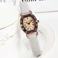 Detail van tonneau-vormig roségouden horloge met champagne wijzerplaat en grijze band - Romeinse Cijfers Grijs