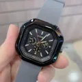 Detalle de un reloj deportivo para hombre con esfera poligonal negra y correa de silicona gris - Gris