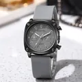 Detalle de la correa de silicona gris y caja de reloj negra cuadrada con tornillos - Gris