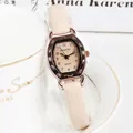 Detail van roségouden tonneau horlogekast met beige wijzerplaat en leren band - Nummers Khaki