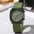 Detail van donkergroene wijzerplaat met ROSIVGA-logo en zwarte kast op heren quartz horloge - Groen