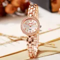 Makro-Detail einer rotgoldenen Quarz-Damenuhr mit Strass-Lünette und arabischen Ziffern - Roségold