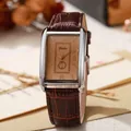 Reloj de cuarzo cuadrado clásico con correa de cuero marrón y esfera sobre fondo retro - Grande / Marrón