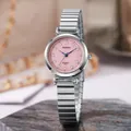 Vista macro dettagliata di un orologio da donna con quadrante rosa e indici con diamanti - Quadrante Rosa