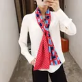 Rode en blauwe dubbellaagse satijnen lange sjaal met patroon gestyled met witte blouse - 160cmx20cm / Rood