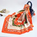Klassieke 90cm satijnen zijden sjaal met ruitersportkettingprint in oranje en groen - 90cm*90cm / Oranje
