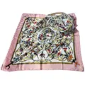 Foulard quadrato in finta seta con bordo rosa e stampe botaniche floreali europee e bacche - Bordo Rosa